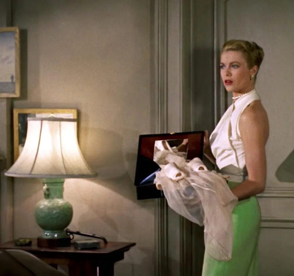 Image of Grace Kelly wearing 1950s fashion in Rear Window, 1954