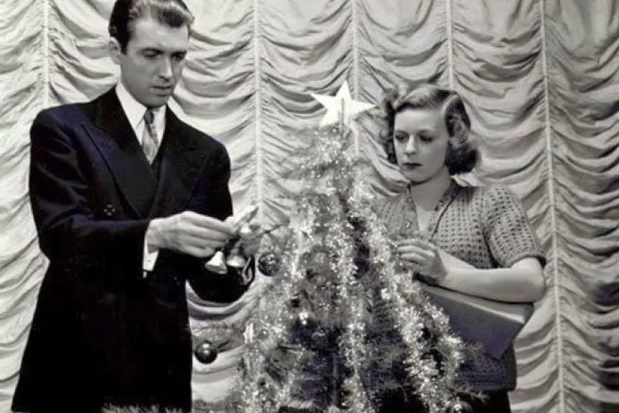 Image of James Stewart and Margarat Sullavan in "The Shop Around the Corner"