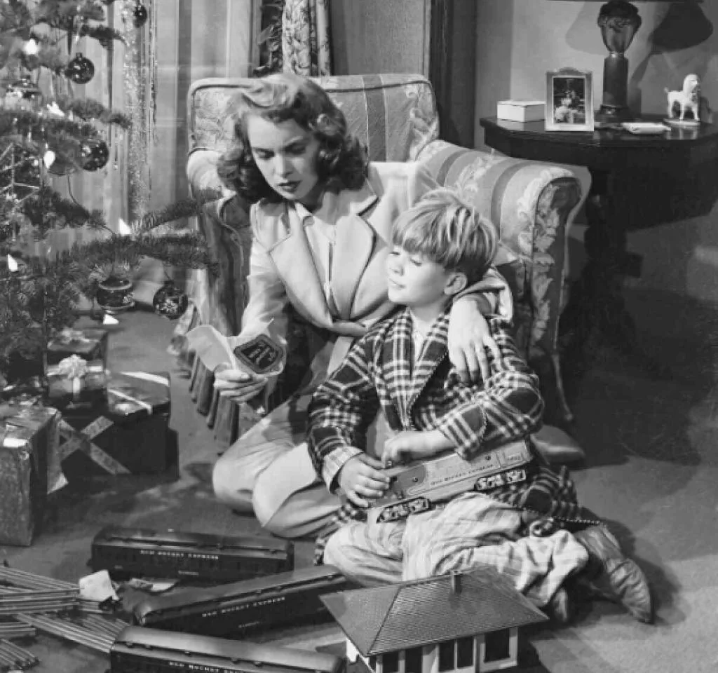 Image of Janet Leigh wearing 1940s loungewear in front of a Christmas tree