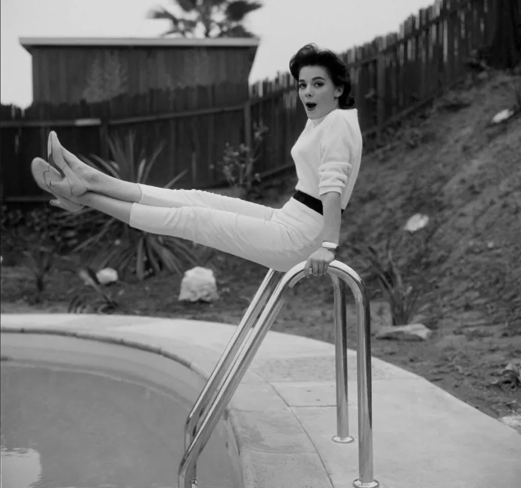 Image of Natalie Wood wearing pedal pusher pants in 1957