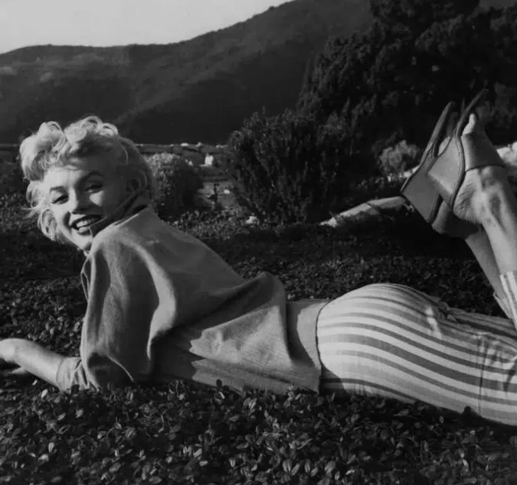 Image of Marilyn Monroe wearing pedal pusher pants in the 1950s.