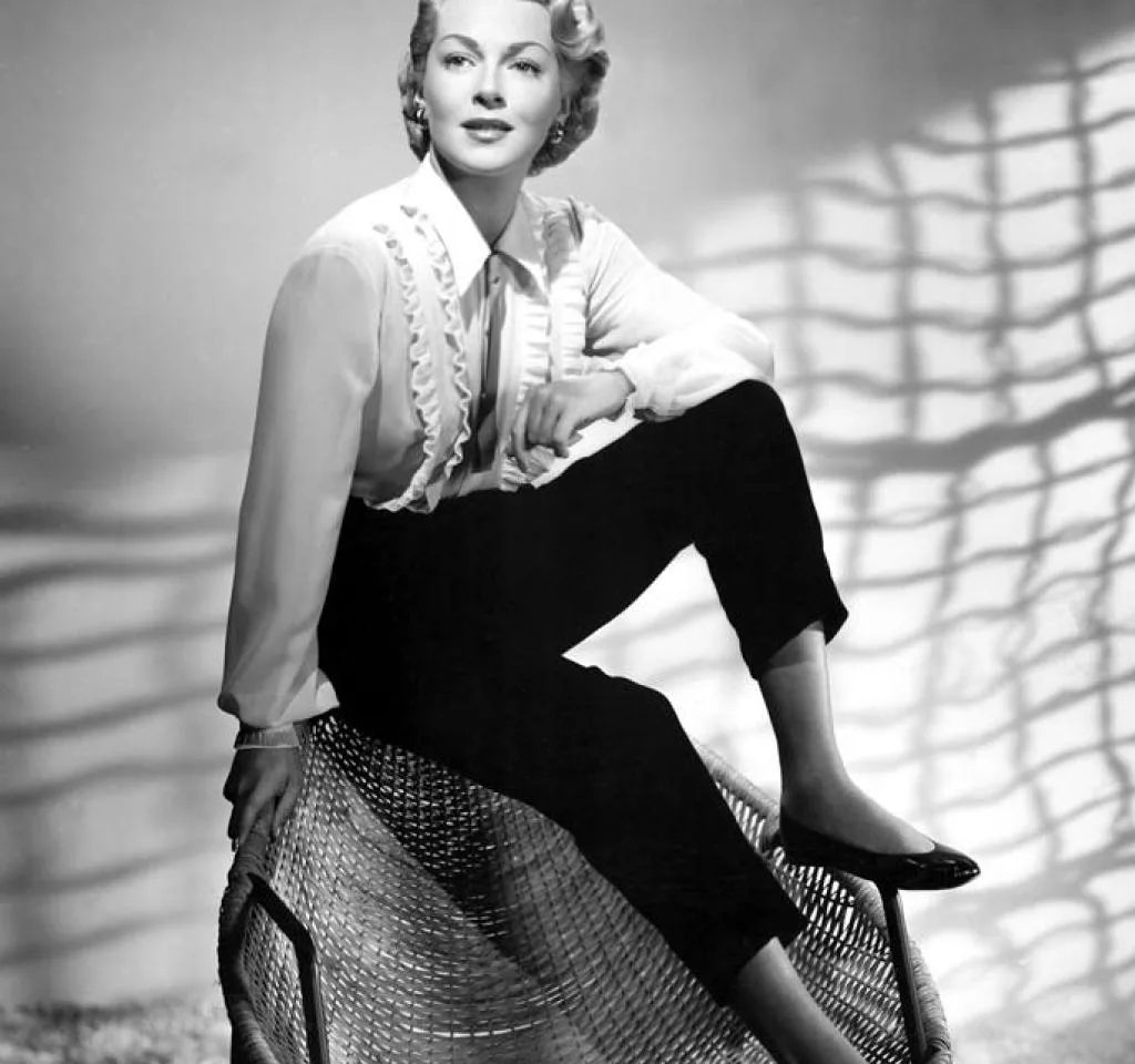 Image of Lana Turner wearing pedal pusher pants in the 1950s